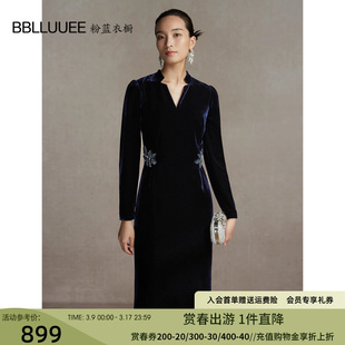 BBLLUUEE/粉蓝衣橱新中式高端钉珠丝绒连衣裙女2023冬收腰V领长裙