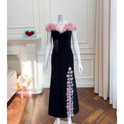 春秋时尚粉色花朵拼接黑色，长款礼服收腰开衩连衣裙品牌高级感