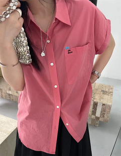 单个口袋刺绣蝴蝶结字母纯色翻领衬衫 显白玫粉色卷边短袖衬衣女