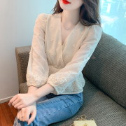v领蕾丝上衣女，短款收腰洋气裙摆小衫早春装2023长袖雪纺衬衫