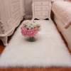 简约白色毛毛床边地毯卧室，满铺可爱家用地垫长毛，地毯橱窗装饰毛毯