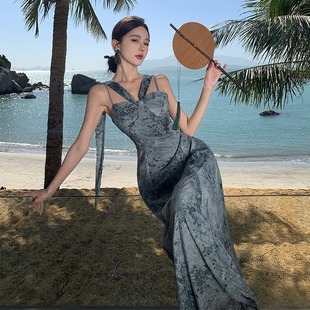 新中式水墨印花蓝色吊带连衣裙子，海边度假裙，修身显瘦露背沙滩长裙