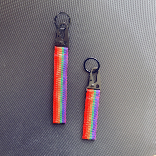 个性潮流彩虹织带钥匙扣，可爱背包挂件，挂饰汽车创意礼物钥匙扣