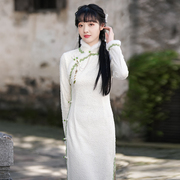 白色高级感长袖旗袍，2024年秋冬季气质，高端日常可穿连衣裙优雅