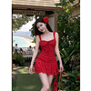 法式海边度假红色吊带连衣裙，女夏季设计感褶皱，收腰显瘦不规则短裙