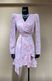 luo名媛风泡泡袖碎花，粉色连衣裙女高级感v领系带收腰显瘦气质短裙