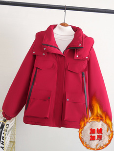 加绒加厚连帽冲锋衣女，冬季宽松保暖工装棉服，红色派克服短外套