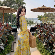 夏季法式印花连衣裙气质黄金色度假海边氛围感沙滩裹身性感雪纺裙