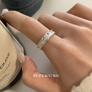 suzyacckr浮雕英文字母，彩钻戒指小众，设计可调节食指戒个性指环