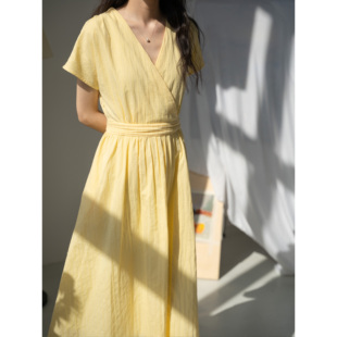 《油画少女》柔淡黄色，提花纯色v领收腰中长款气质法式连衣裙女夏