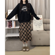 大码胖mm韩版减龄套装秋季字母，刺绣圆领卫衣+格纹半身长裙两件套