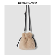 XSHONGMAX毛绒包包毛毛包女包水桶包单肩斜跨小包包2020流行