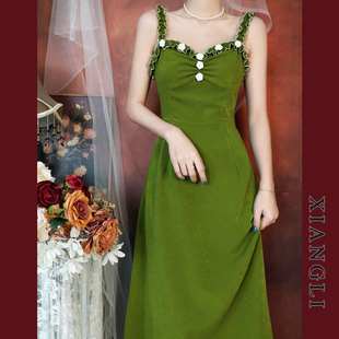 巷里复古绿色吊带连衣裙，法式赫本性感，修身显瘦温柔气质小礼服长裙