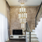 楼梯间吊灯现代简约艺术，水晶柱复式楼loft公寓，客厅旋转楼梯长吊灯