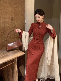 新中式复古暗花纹酒，红色改良旗袍女订婚过年日常气质修身连衣裙