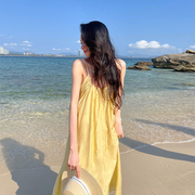 泰国三亚穿搭露背沙滩长裙，女海边度假拍照衣服超仙黄色吊带连衣裙