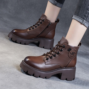 冬季棕色马丁靴女款英伦风，2023真皮厚底增高跟，复古系带小皮鞋