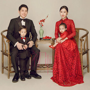 2022展会影楼亲子主题一家六口全家福中国风红色蕾丝礼服西装