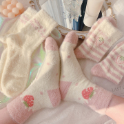 冬天加厚保暖毛绒绒(毛绒绒)袜子，可爱珊瑚绒睡眠袜，可爱草莓中筒袜送女生秋