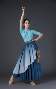 藏族舞蹈服饰女广场舞，半身裙藏式蹈演出服装女练功大摆裙古装性感