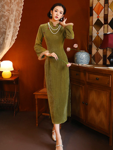 绿色旗袍2023女新中式，冬款改良版高贵复古毛领长款连衣裙