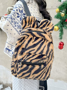 毛绒双肩包包女冬季日系复古豹纹百搭学生背包，简约休闲小书包