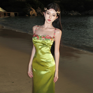 高级感纯欲风显白氛围感绿色连衣裙刺绣花朵度假风海边缎面吊带裙