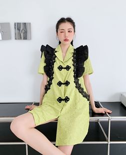 复古中国风盘扣蕾丝黄色西装裙荷叶边肌理感连衣裙2024新