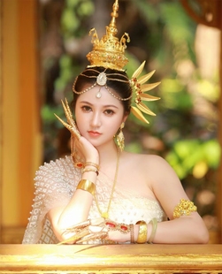 西双版纳特色民族饰品傣族舞台演出影楼婚礼拍照金色泰国