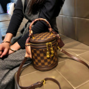 香港品牌包包女士2024复古手提圆筒包真皮单肩斜跨水桶包小包
