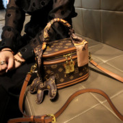 香港品牌包包女2024真皮，高级单肩盒子，小包复古手提斜跨水桶包