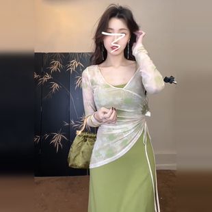 新中式国风套装女2024早春绿色气质开叉，吊带修身连衣裙子长裙