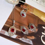 欧美设计感酒渍玫瑰红宝石，锆石微镶满钻菱形彩宝耳钉项链戒指
