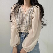 韩国chic夏季法式复古单排扣v领镂空钩花拼接短款雪纺衬衫上衣女