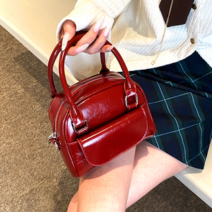 酒红色包包女2024韩版时尚高级质感，单肩斜挎包小众设计手提包