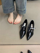 法式黑色粗跟玛丽珍鞋女2024年设计感小众字母尖头高跟通勤鞋