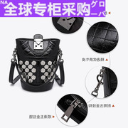 日本真皮水桶包包，女包2022时尚铆钉头层牛皮黑色单肩