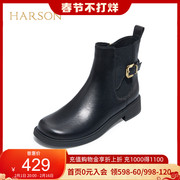 哈森冬靴圆头方跟休闲时装靴低跟皮带扣女短靴HA226613