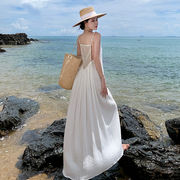宽松显瘦高级感贝壳装饰镂空设计白色吊带连衣裙，女度假风沙滩长裙