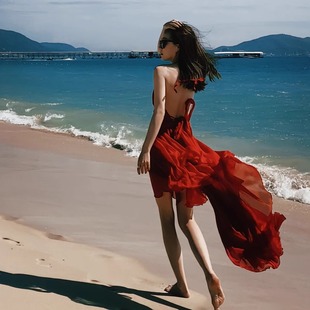 三亚红色绝美海边度假连衣裙女夏v领吊带，性感露背超仙大摆沙滩裙