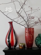 木出轻奢古典花瓣线条波浪，复古橙红色花瓶，高端会所酒店设计感