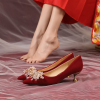 红色婚鞋2022年中式主婚纱新娘鞋尖头细跟绒面低跟单鞋女3cm