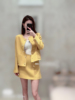 深圳南油货24春夏，珍珠扣姜黄色单排扣外套，半裙套装女