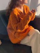 橘色V领麻花毛衣女秋冬季中长款套头外穿上衣长袖加厚针织衫