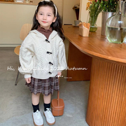 韩版儿童上衣22秋冬洋气麻花编织牛角扣连帽毛衣开衫外套潮