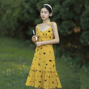 奈良黄色吊带裙茶歇法式连衣裙2024裙子女夏季收腰气质复古显瘦
