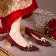 中式尖头婚鞋女新娘鞋，秋冬2022红色，粗跟高跟鞋秀禾珠花伴娘鞋