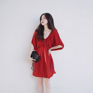 2024夏度假大红色天丝V领chill松弛感显瘦洋气褶皱宽松短袖连衣裙