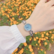手表女2023小众轻奢雾霾蓝天然贝母表盘防水钢带，礼物手链手表