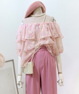 粉色仙气娃娃衫2023夏女装(夏女装，)法式浪漫印花上衣一字领露肩温柔雪纺衫